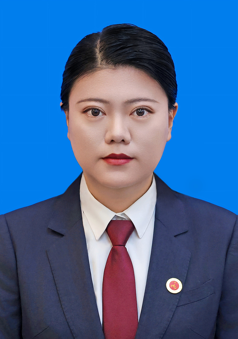杨  倩
